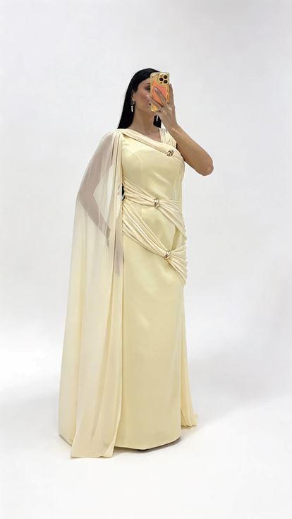 Buttergelbes hellenistisches Abendkleid mit Drapierung und Schnallen
