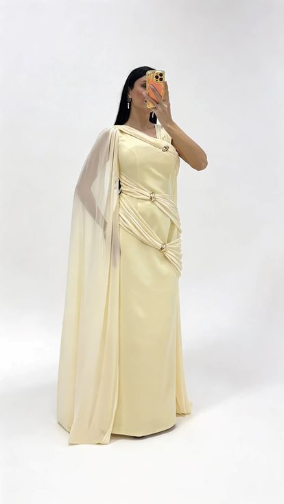 Buttergelbes hellenistisches Abendkleid mit Drapierung und Schnallen