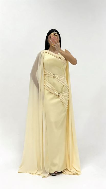 Buttergelbes hellenistisches Abendkleid mit Drapierung und Schnallen