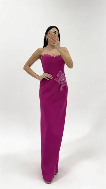 Fuchsiafarbenes trägerloses Abendkleid mit Blumenmuster und Verzierungen