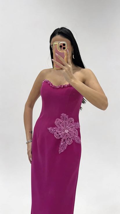 فستان سهرة بدون حمالات مزين بنقوش زهرية باللون الفوشيا