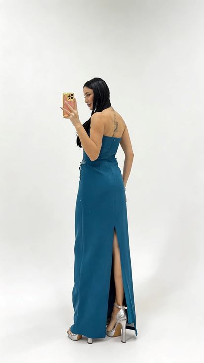 فستان سهرة بدون حمالات مزين بنقوش زهرية بترولية