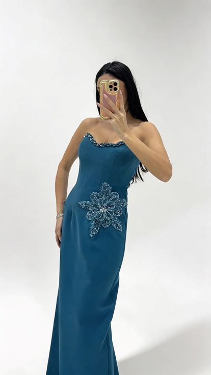 فستان سهرة بدون حمالات مزين بنقوش زهرية بترولية