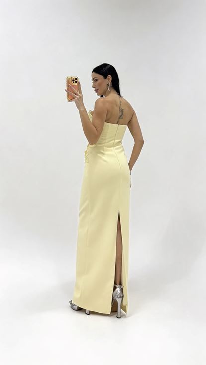 فستان سهرة أصفر زبدة بنقشة زهور بدون حمالات مزين