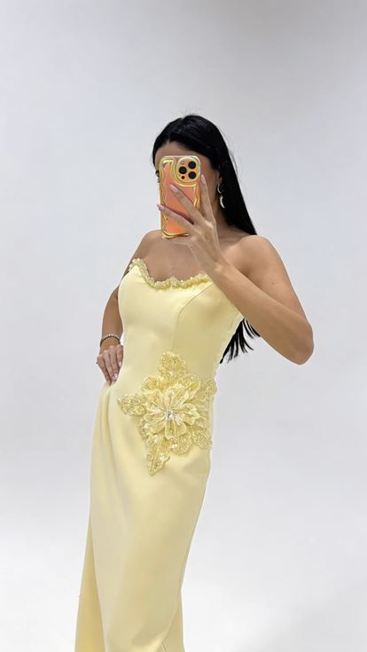 فستان سهرة أصفر زبدة بنقشة زهور بدون حمالات مزين