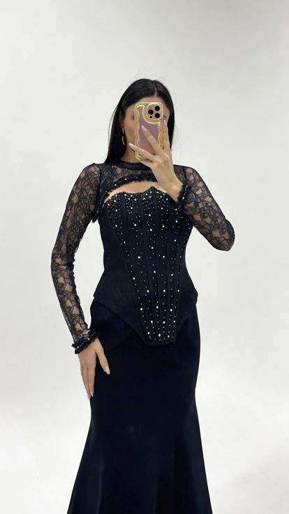 Vestido de noche azul marino con efecto encaje y detalle de corsé