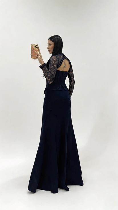 Vestido de noche azul marino con efecto encaje y detalle de corsé