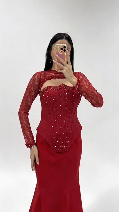 فستان سهرة أحمر اللون بتصميم دانتيل وتفاصيل كورسيه