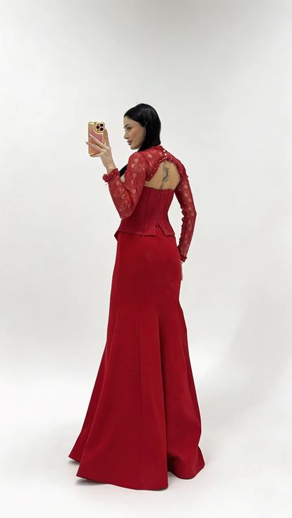 فستان سهرة أحمر اللون بتصميم دانتيل وتفاصيل كورسيه