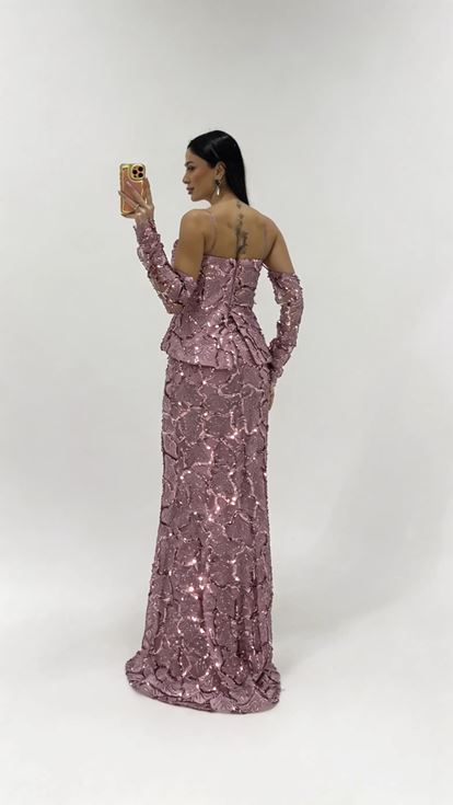 فستان سهرة مكشوف الكتفين مزين بالترتر الأرجواني