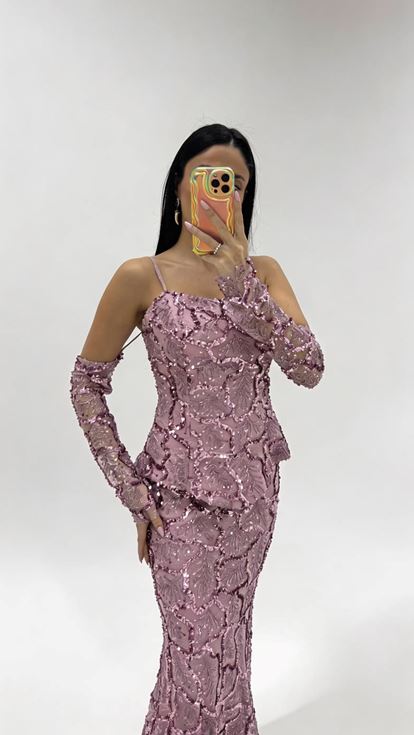 فستان سهرة مكشوف الكتفين مزين بالترتر الأرجواني