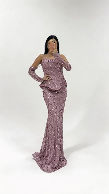 Vestido de noche con lentejuelas lilas y hombros descubiertos