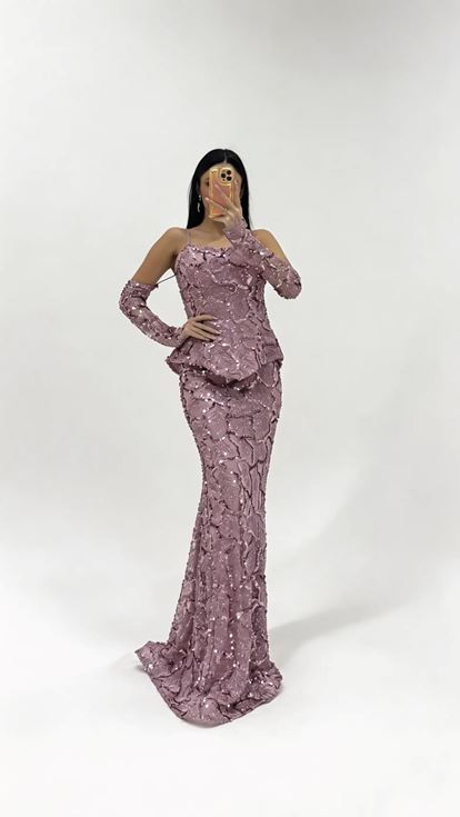 فستان سهرة مكشوف الكتفين مزين بالترتر الأرجواني