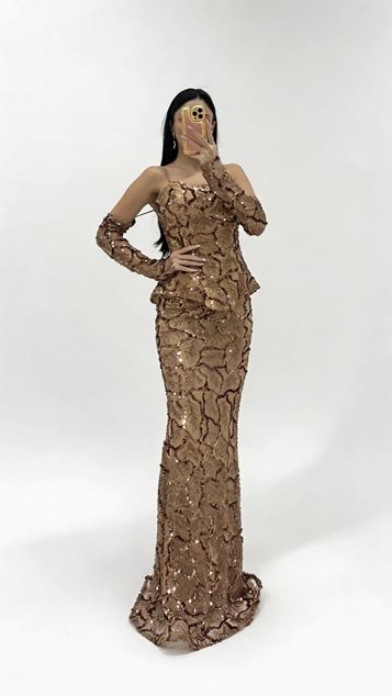 Vestido de noche con lentejuelas doradas y hombros descubiertos