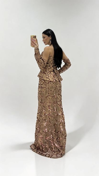 فستان سهرة ذهبي مزين بالترتر مكشوف الكتفين