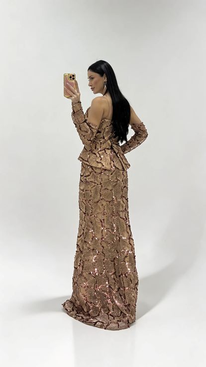 فستان سهرة ذهبي مزين بالترتر مكشوف الكتفين