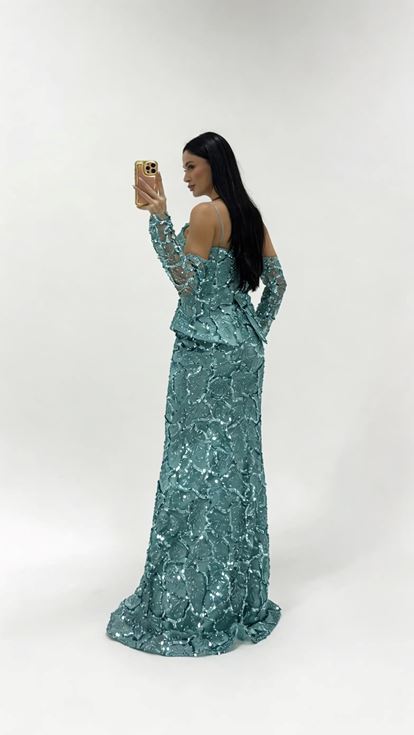 فستان سهرة مكشوف الكتفين مزين بالترتر بلون النعناع