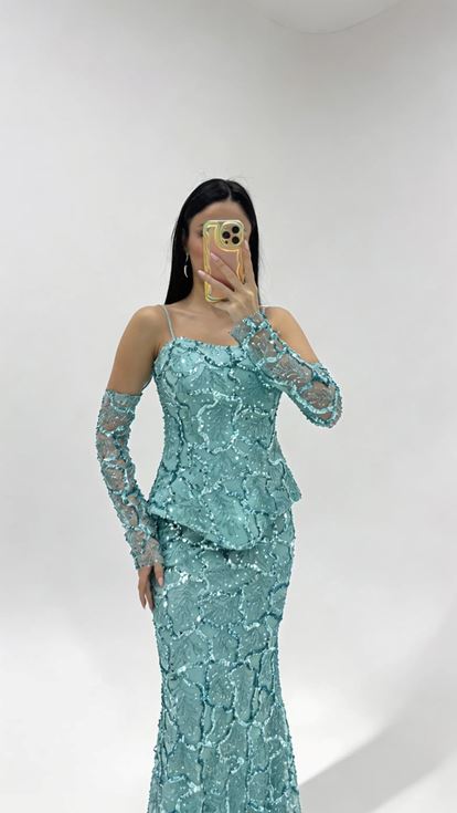 فستان سهرة مكشوف الكتفين مزين بالترتر بلون النعناع