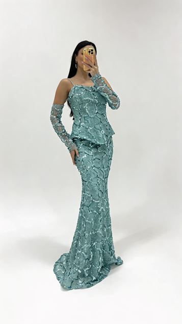 Vestido de noche con hombros descubiertos y lentejuelas color menta