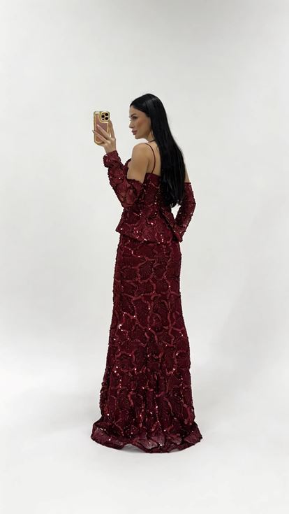 فستان سهرة مكشوف الكتفين مزين بالترتر باللون العنابي