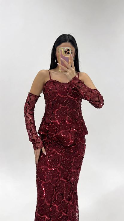 فستان سهرة مكشوف الكتفين مزين بالترتر باللون العنابي