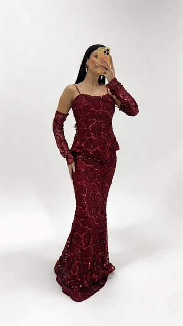 Vestido de noche burdeos con lentejuelas y hombros descubiertos