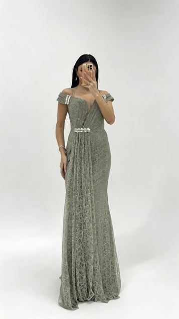 Vestido de noche de guipur con encaje y hombros descubiertos en color caqui