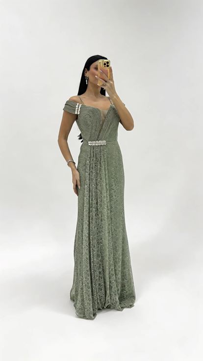 فستان سهرة من الدانتيل الجيبور بلون الكاكي مكشوف الكتفين