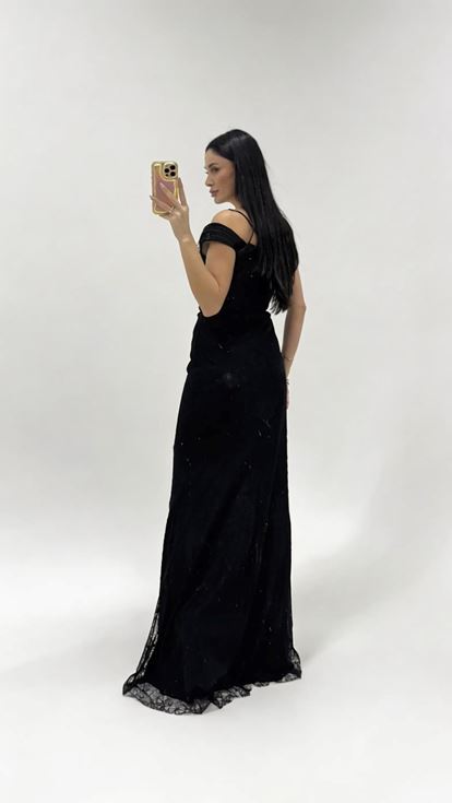 فستان سهرة أسود مكشوف الكتفين من الدانتيل الجيبور