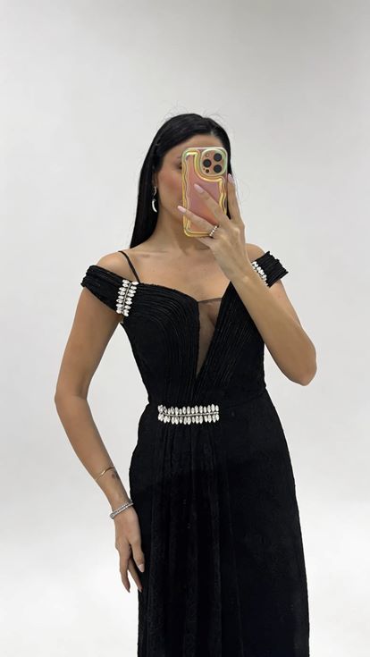 فستان سهرة أسود مكشوف الكتفين من الدانتيل الجيبور