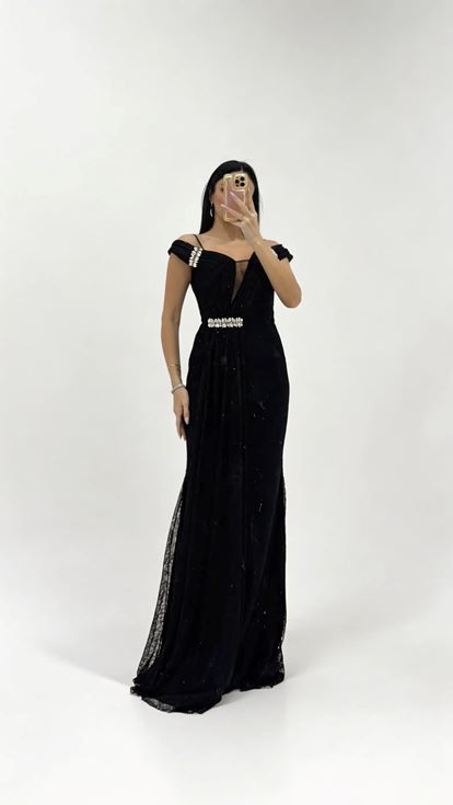 فستان سهرة أسود مكشوف الكتفين من الدانتيل الجيبور