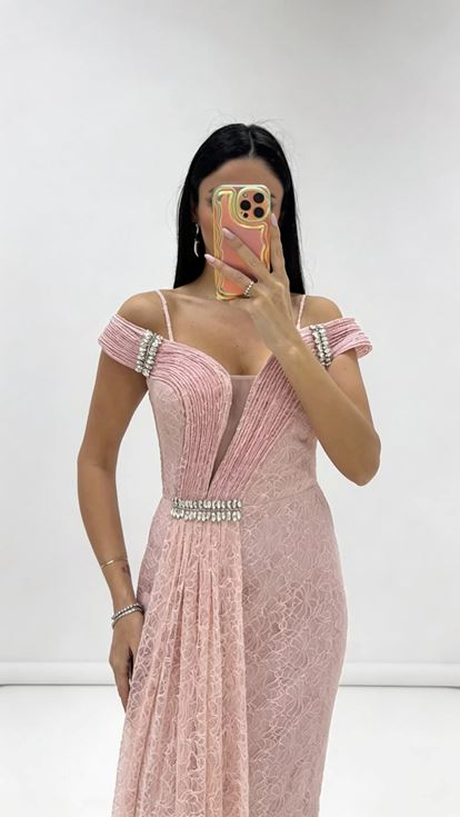 فستان سهرة من الدانتيل الجيبور بلون وردي فاتح مكشوف الكتفين