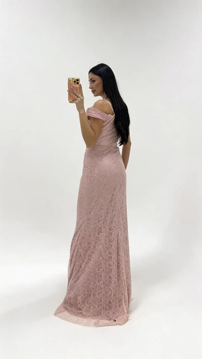 فستان سهرة من الدانتيل الجيبور بلون وردي فاتح مكشوف الكتفين