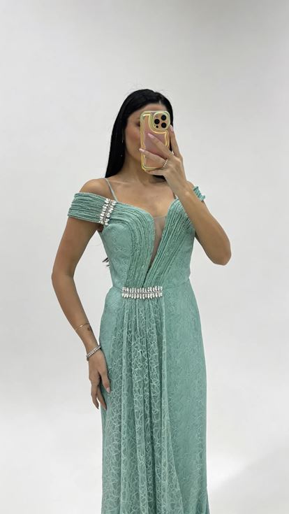 فستان سهرة من الدانتيل الجيبور بلون النعناع مكشوف الكتفين