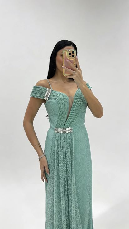 فستان سهرة من الدانتيل الجيبور بلون النعناع مكشوف الكتفين