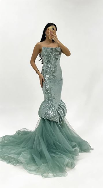 Vestido de noche de tul con lentejuelas y sin tirantes color turquesa