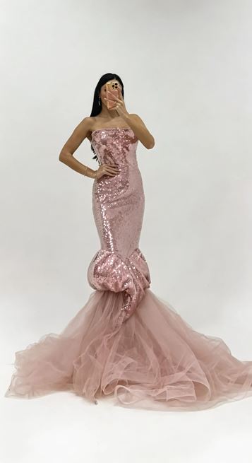 Vestido de noche de tul con lentejuelas sin tirantes de color rosa empolvado