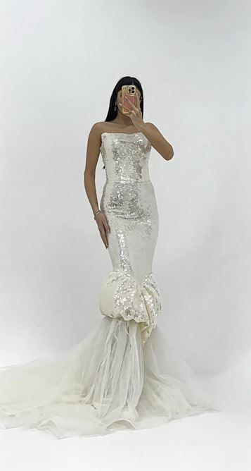 Vestido de noche de tul con falda de lentejuelas sin tirantes y hueso