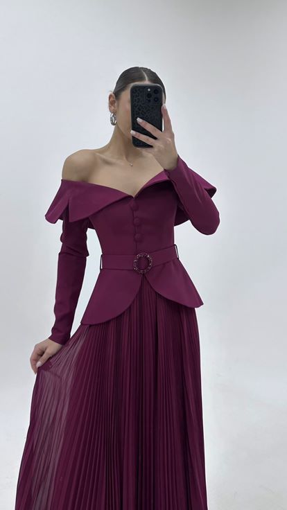 فستان سهرة طويل الأكمام بلون البرقوق مع حزام وثنيات