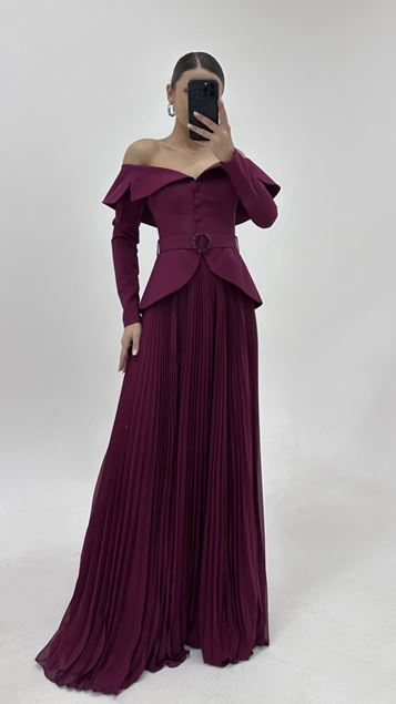 Pflaumenfarbenes langärmeliges gegürtetes plissiertes Abendkleid