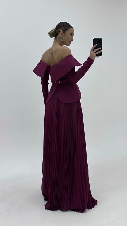 فستان سهرة طويل الأكمام بلون البرقوق مع حزام وثنيات