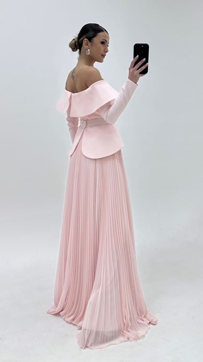 Puderrosa  langärmeliges  gegürtetes  plissiertes Abendkleid