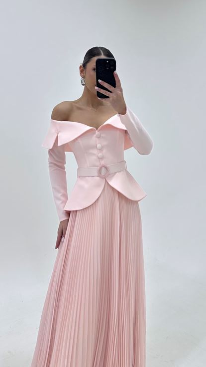 Puderrosa  langärmeliges  gegürtetes  plissiertes Abendkleid