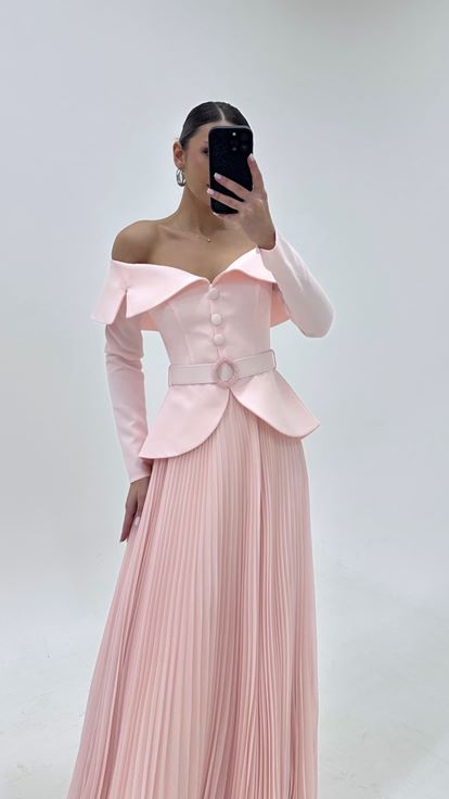 Puderrosa  langärmeliges  gegürtetes  plissiertes Abendkleid