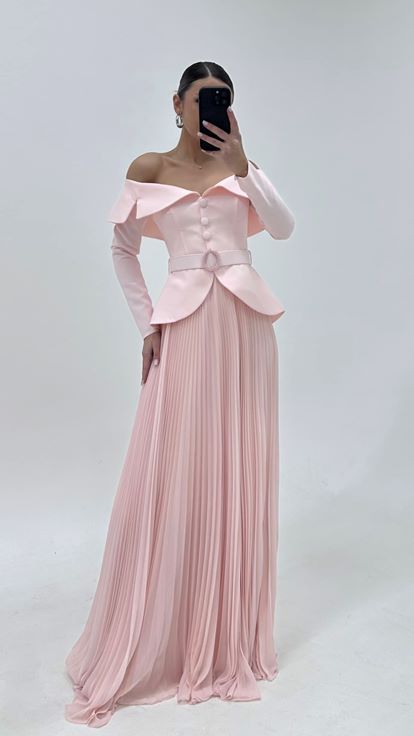 Puderrosa  langärmeliges  gegürtetes  plissiertes Abendkleid