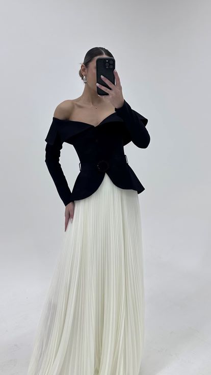 Schwarz weißes  langärmeliges  gegürtetes  plissiertes Abendkleid