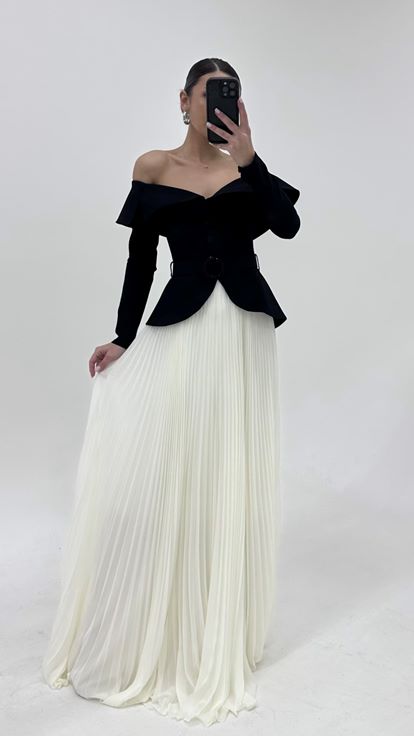 Schwarz weißes  langärmeliges  gegürtetes  plissiertes Abendkleid