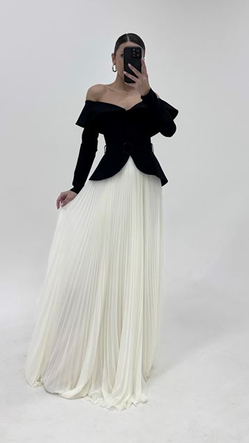 Schwarzweißes langärmeliges gegürtetes plissiertes Abendkleid