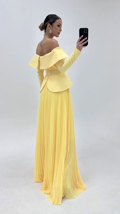 Gelbes  langärmeliges  gegürtetes  plissiertes Abendkleid