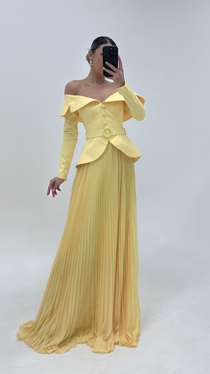 Gelbes  langärmeliges  gegürtetes  plissiertes Abendkleid